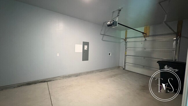 Building Photo - RATE DROP ALERT (was $2240/month) and SUMM...
