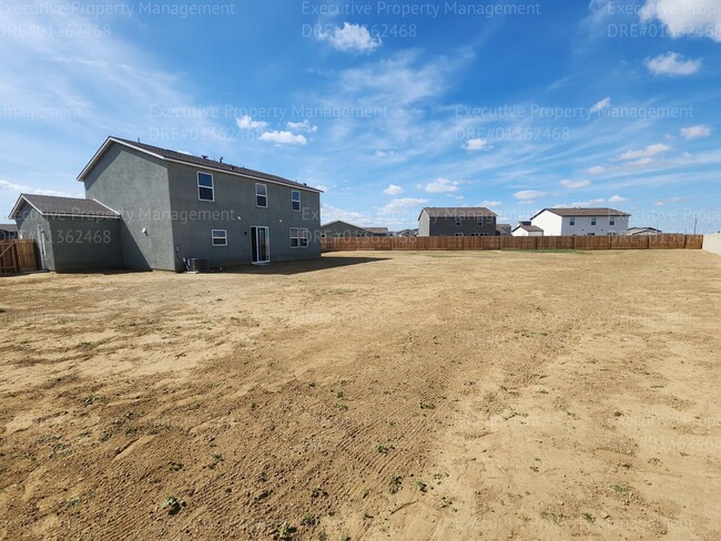 Building Photo - Spacious 5 bedroom/ 3.5 bathroom home