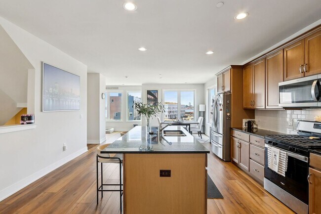 Building Photo - Gorgeous 3BD/2.5BA Waterfront Townhome!