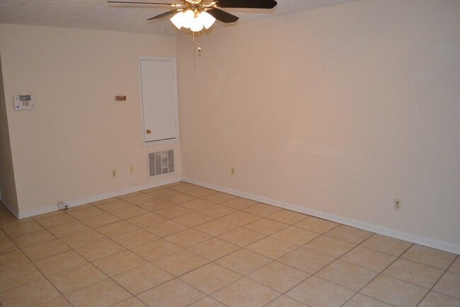 Building Photo - 2 Bedroom Townhome available 5/15/2025 - n...