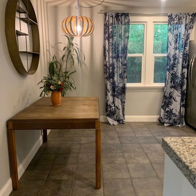 Building Photo - Classic Updated Bungalow.  2 bed with flex...