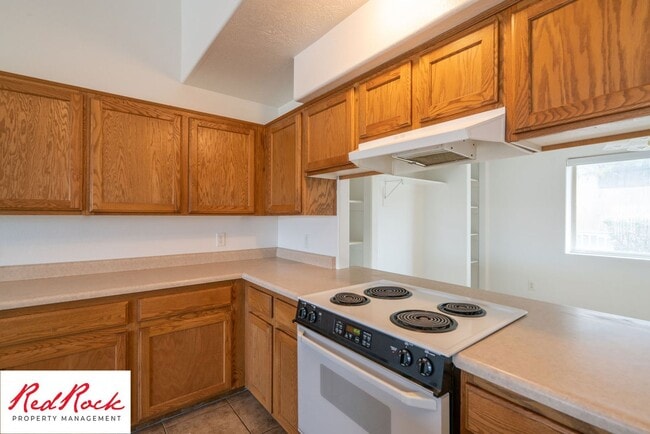 Building Photo - Spacious 3 Bedroom Townhome in Central St....