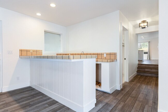 Building Photo - Beautiful 3B/3B Westside Atascadero