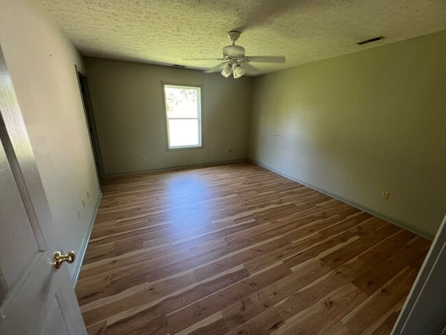 Building Photo - 3 bed 1 bath with huge backyard