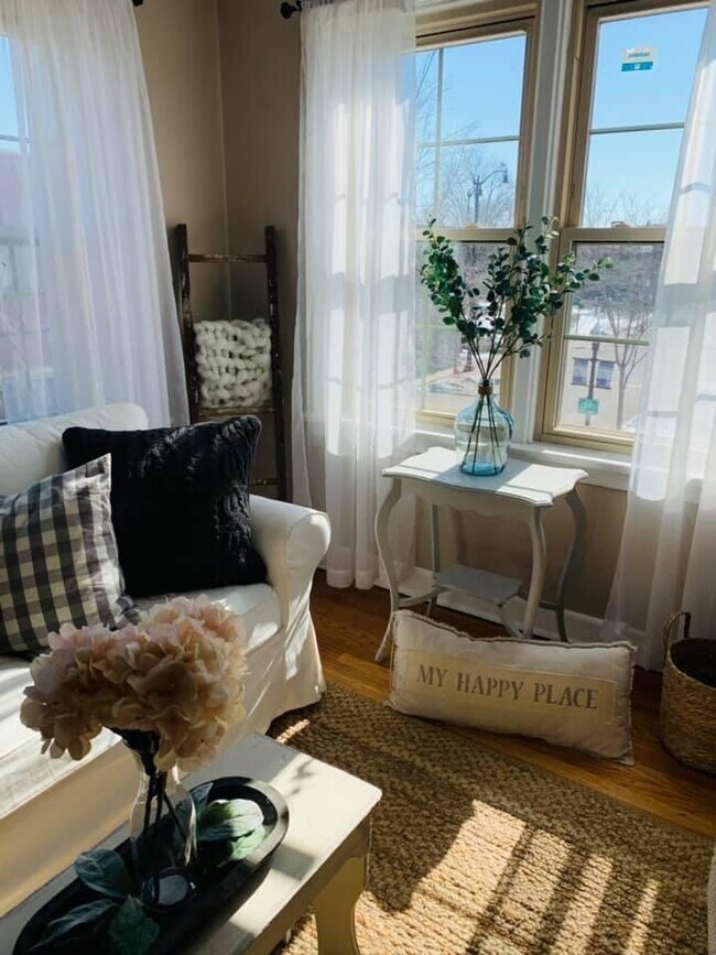 Building Photo - 114 N Spring St