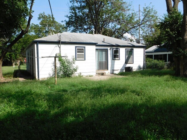 Building Photo - Charming 2 bedroom, 1 bathroom home locate...