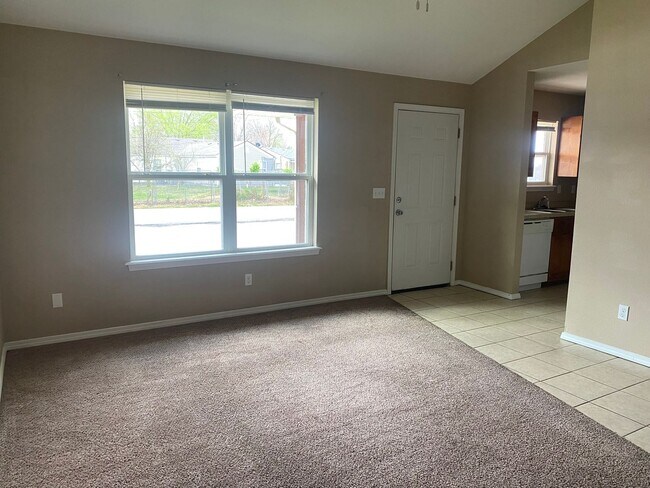 Building Photo - 3 Bedroom 2 Bath Duplex