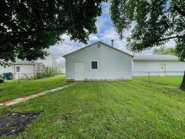 Building Photo - Garage and Fence