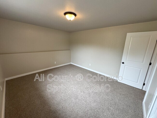 Building Photo - 1480 Hiawatha Dr