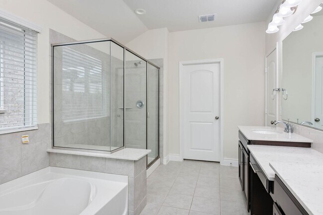 Building Photo - 3 Bed 2 Bath