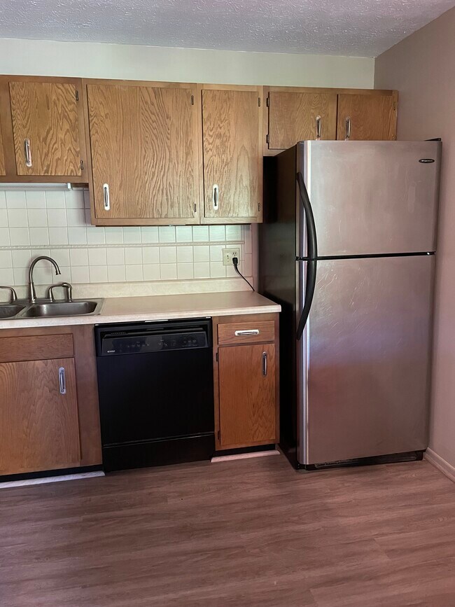 Kitchen - 7230 Creekview Dr