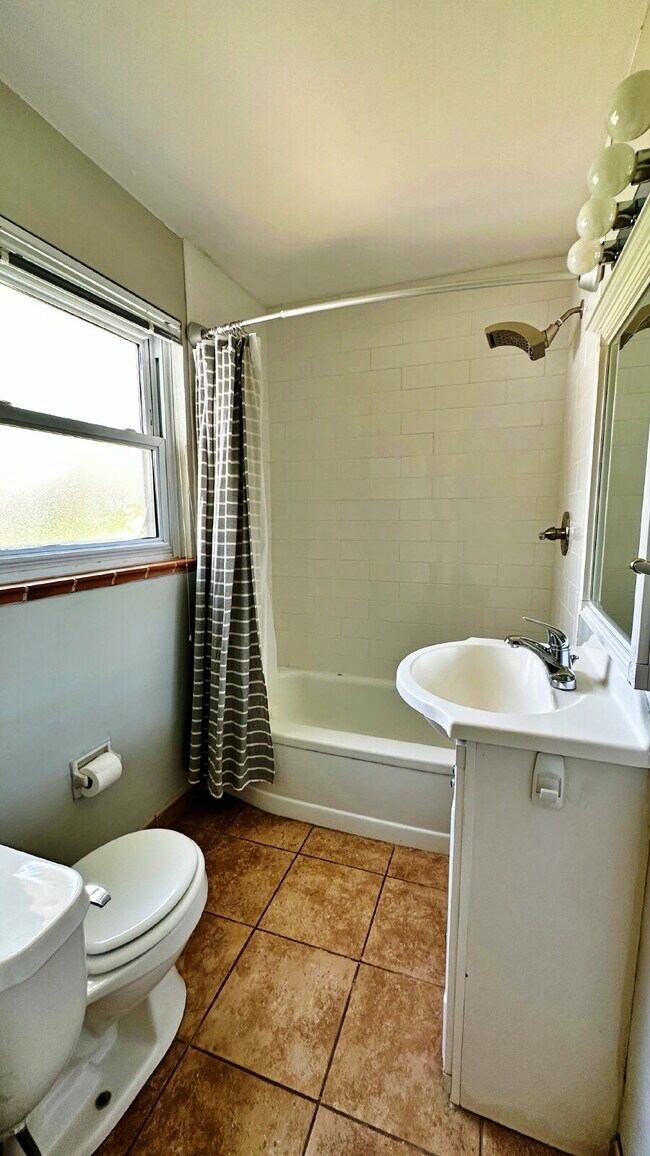 Building Photo - Lovely Mid Century 2 Bed 1 Bath Courtyard Row Home in the Heart of Denver!
