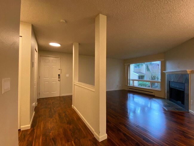 Building Photo - Practical 3 bedroom Des Moines Condo