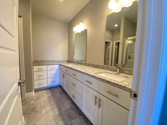 Building Photo - 2021 N Penelope Ln