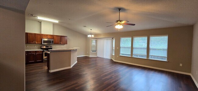 Building Photo - Large Single Family in Adam's Lake Home