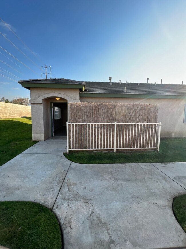 Building Photo - 4404 Pebble Creek Dr