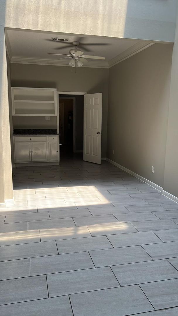 Building Photo - Beautifully updated town home