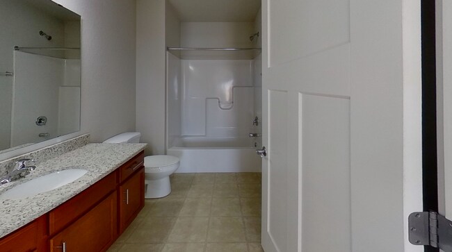 Building Photo - Like New Condo Style Lower 2 Bedroom 2 Bathroom plus Den Apartment