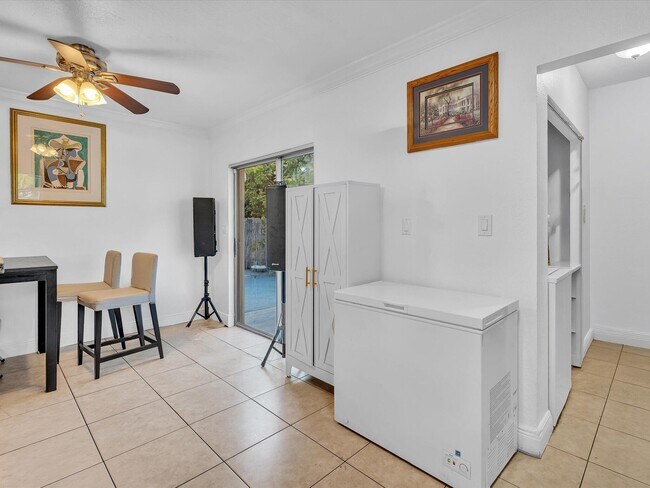 Building Photo - 700 SW 5th Ct