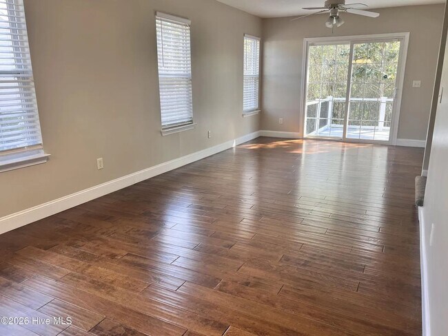 Building Photo - 3 Bedroom & 2.5 Bathroom Townhouse