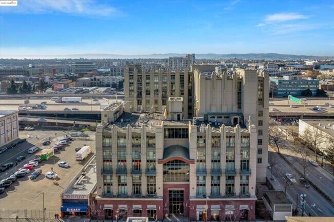 Building Photo - 423 7th St
