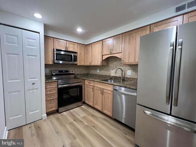 Building Photo - 7651 Tremayne Pl