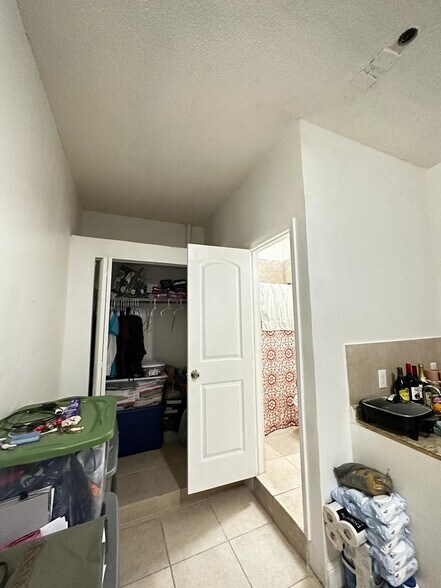 Building Photo - 760 W 76th St