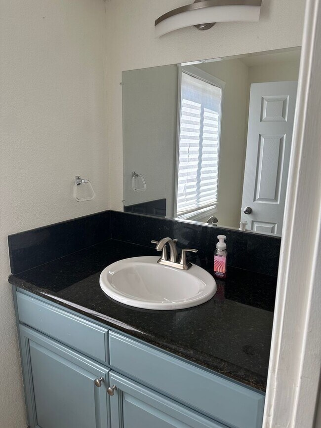 Building Photo - 2 Bed, 1.5 Bath Stunning, Gated Tri-Level ...