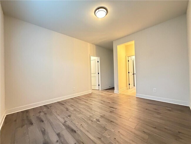 Building Photo - 1545 Dahlia Dr