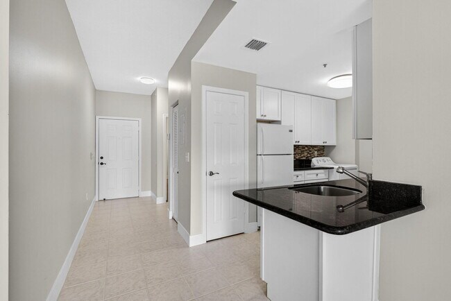 Building Photo - 2040 Greenview Shores Blvd