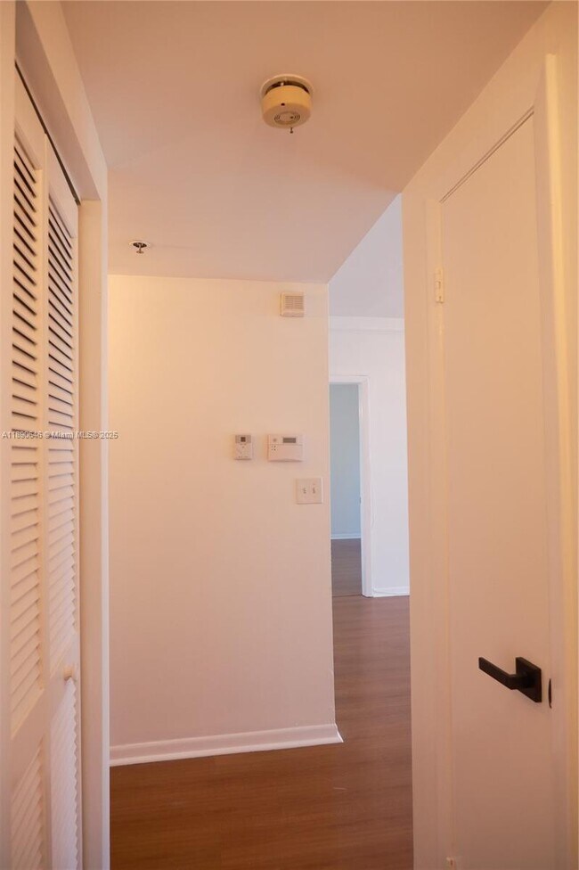 Building Photo - 2756 Day Ave