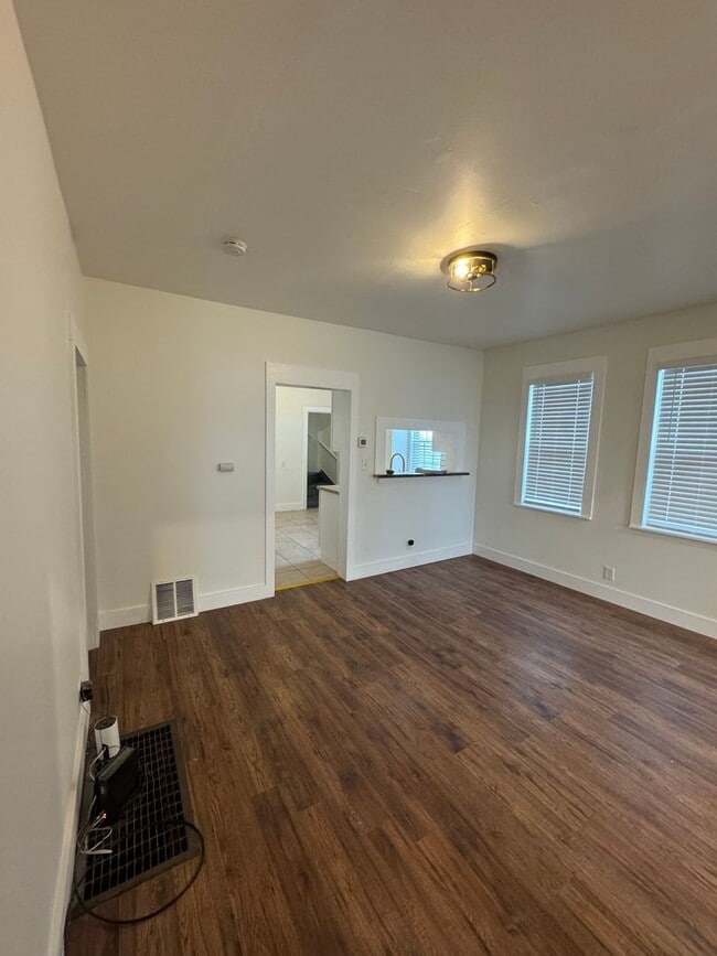 Building Photo - Discover Your Dream Home in Historic Brewers Hill!