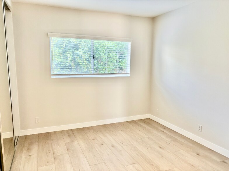 Building Photo - 808-812 Westmount Dr