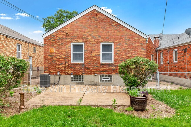 Building Photo - 7035 Plainview Ave