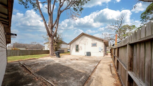Building Photo - 8214 Peekskill Ln