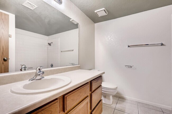 Building Photo - 2 Bedroom CONDO at a GREAT PRICE!