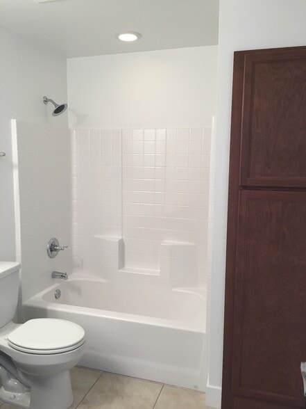 Bathroom 2 with built-in linen closet - 2317 W Mission Timber Cir