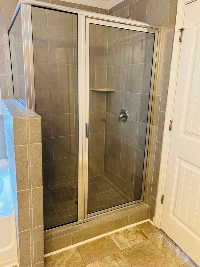 Building Photo - Beautiful 4 bedroom, 2.5 bathroom home In ...
