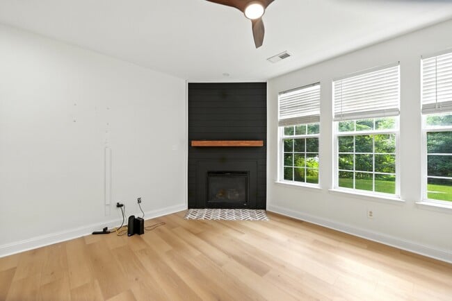 Building Photo - 3018 Silver Charm Cir