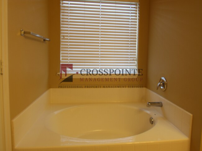 Building Photo - Available! 3 Bedroom Home in Flint!