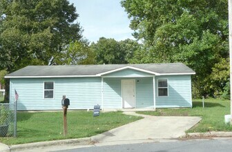 Building Photo - Cute home in the heart of Elizabeth City!