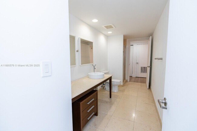 Building Photo - 495 Brickell Ave