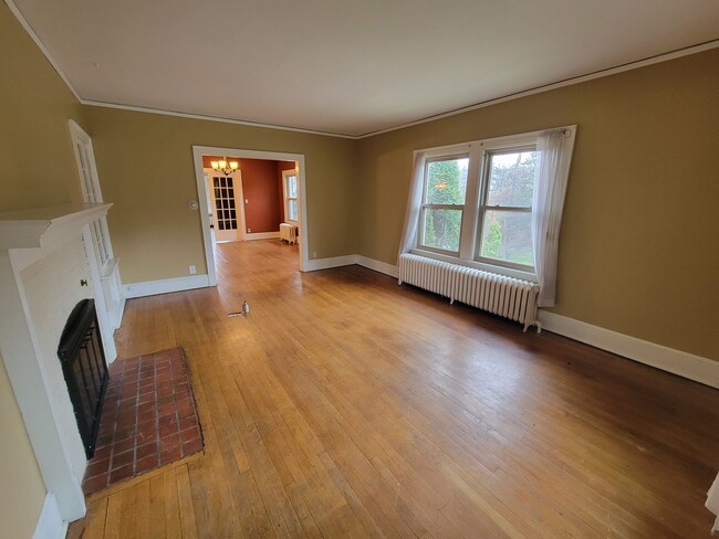 Building Photo - 2002 E 1st St