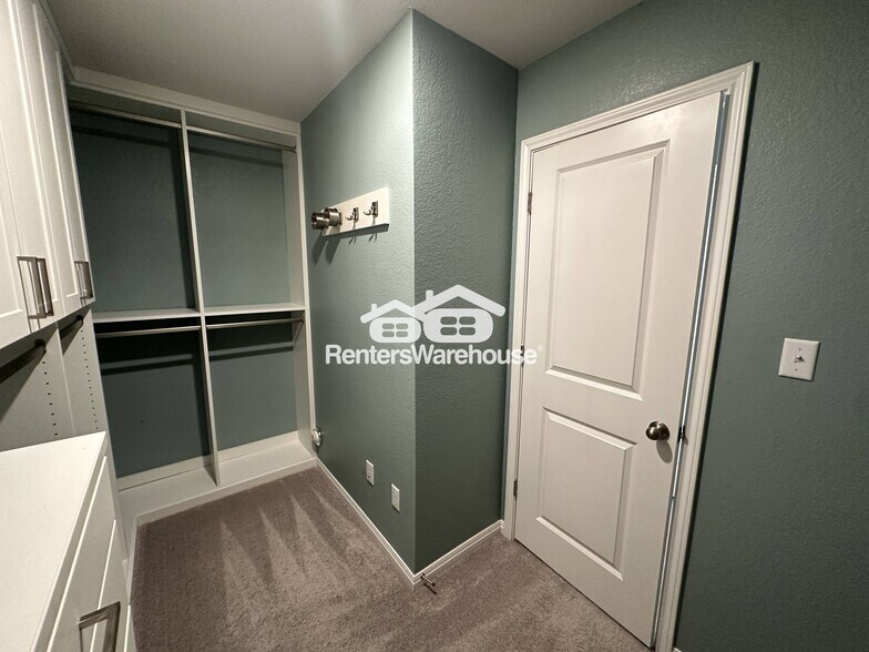 Building Photo - 513 Longmount Cv