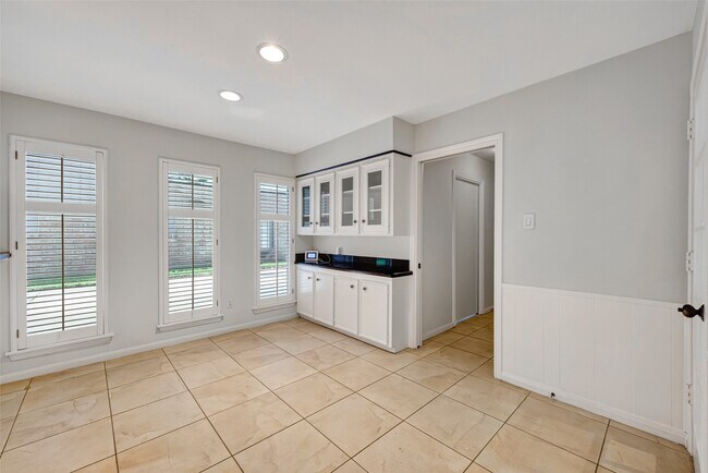 Building Photo - 6222 Creekbend Dr