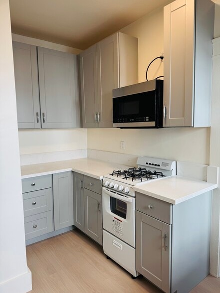 Building Photo - 1452 N Gardner St