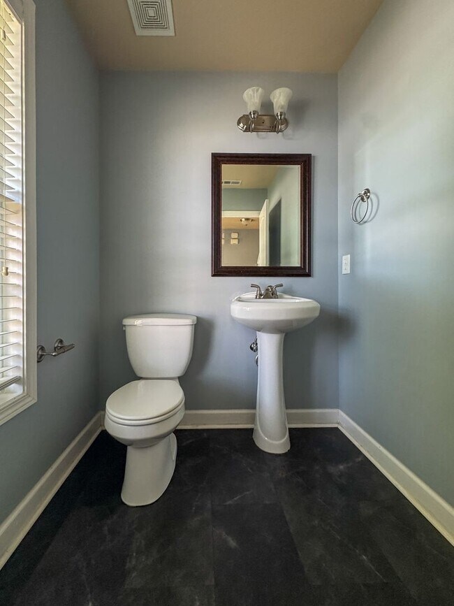 Building Photo - Beautifully Maintained 3 Bed 2.5 Bath West Gate Home