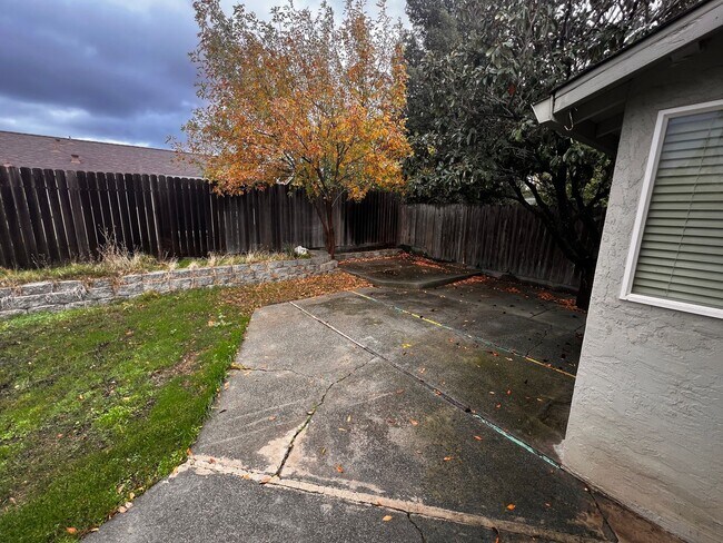 Building Photo - Great one story home close to TAFB