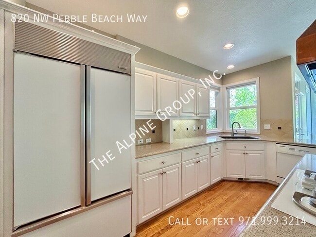 Building Photo - 820 NW Pebble Beach Way
