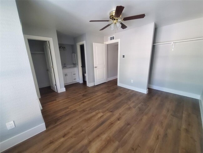 Building Photo - 5625 Antoine Dr